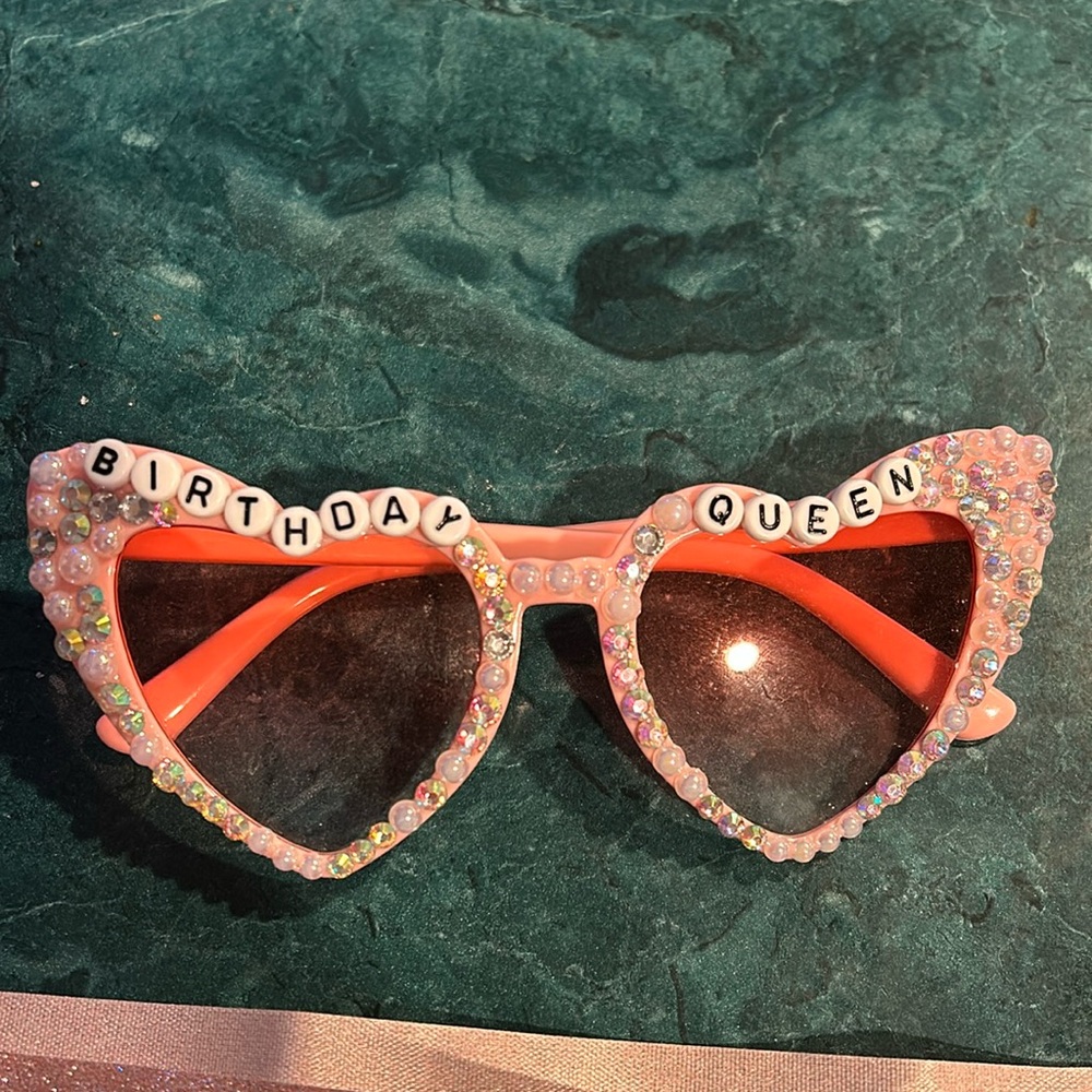 Women’s birthday queen sash and glasses